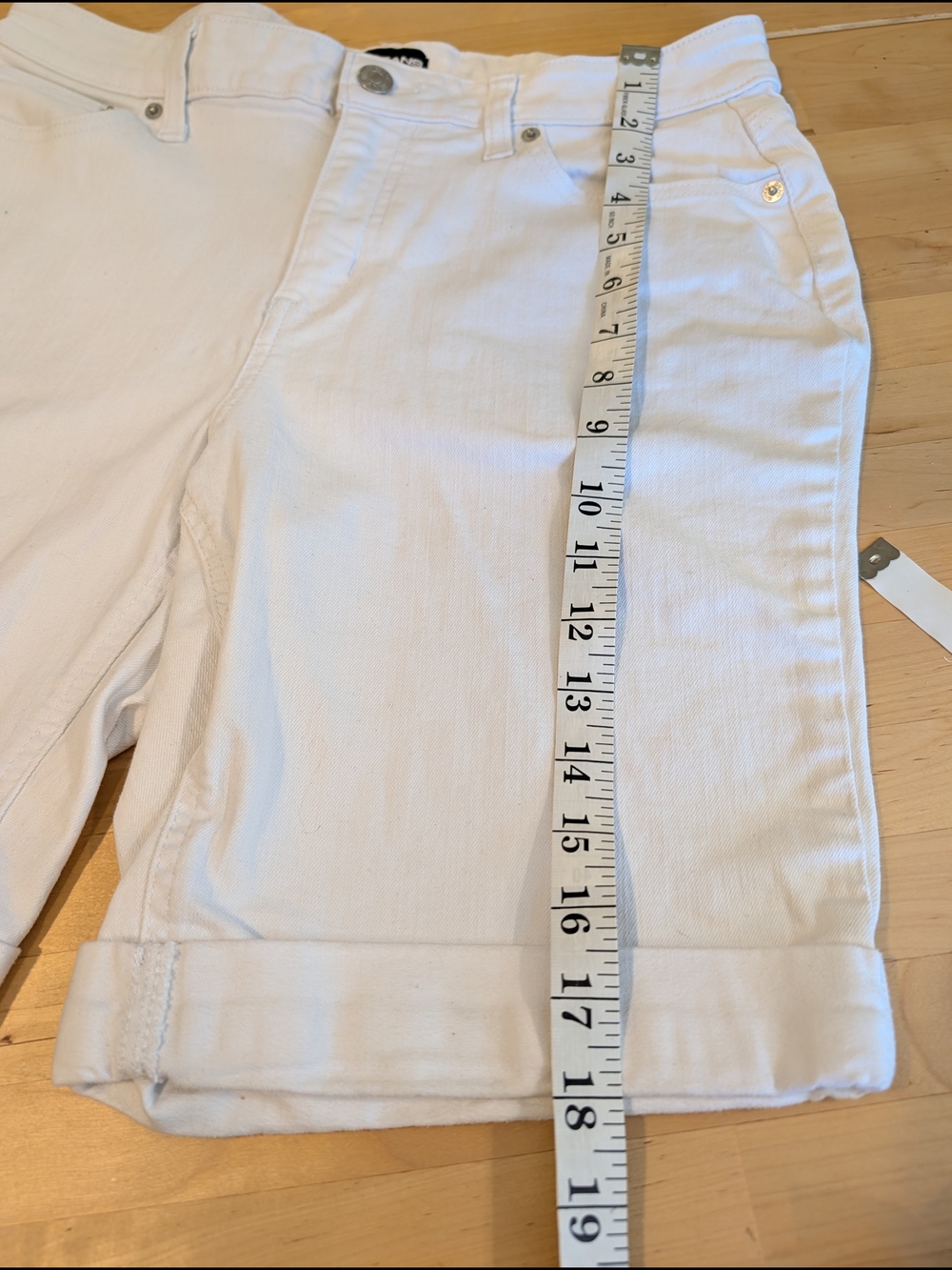 DKNY Jeans White Denim Shorts - Picture 3 of 8